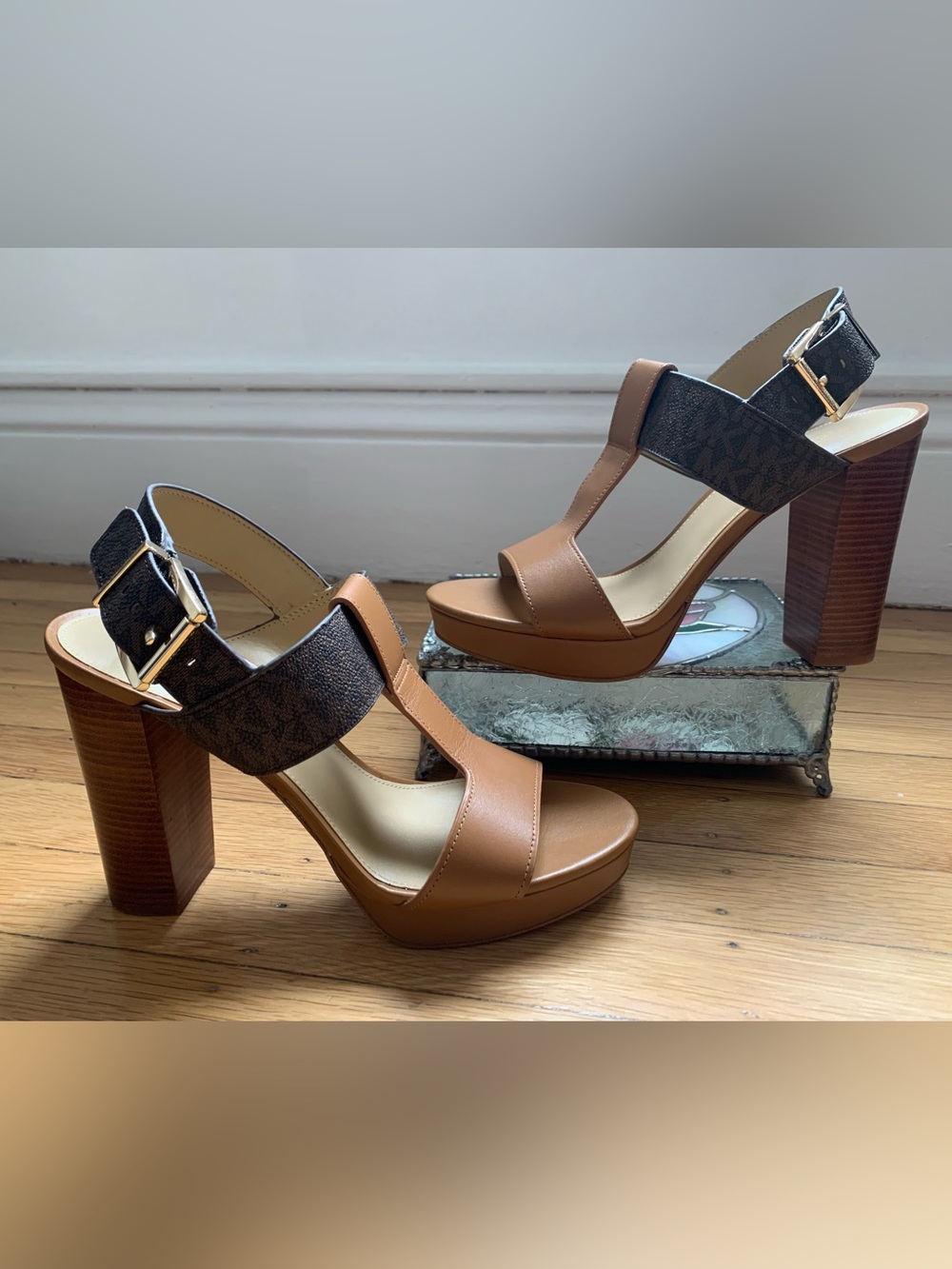 NWOB MICHAEL KORS 2-TONE CAMEL/BROWN T-STRAP HI-CHUNKY HEEL SANDALS SIZE 8.5M